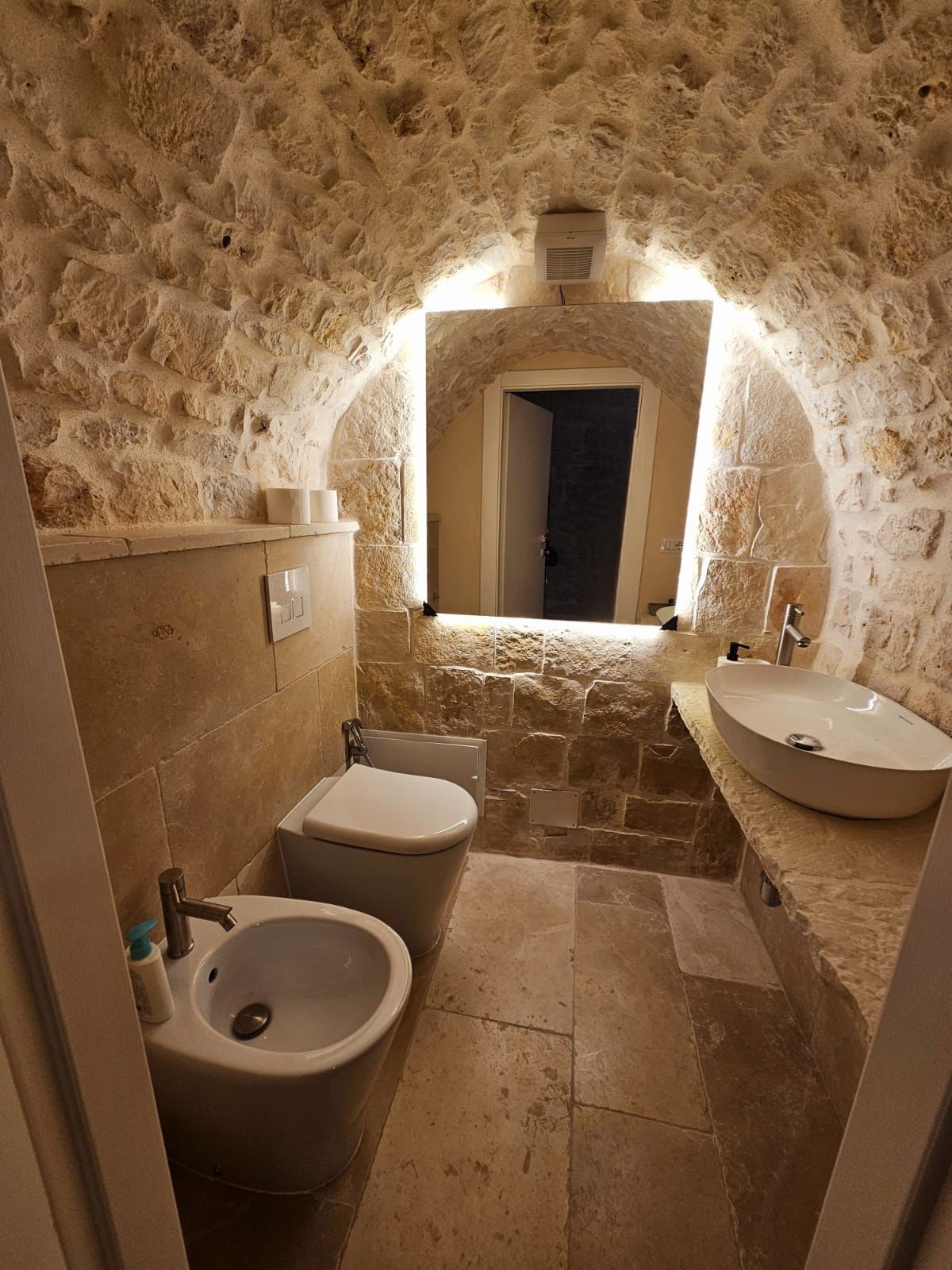 Bagno di Casa Lorenzo con volta in pietra
