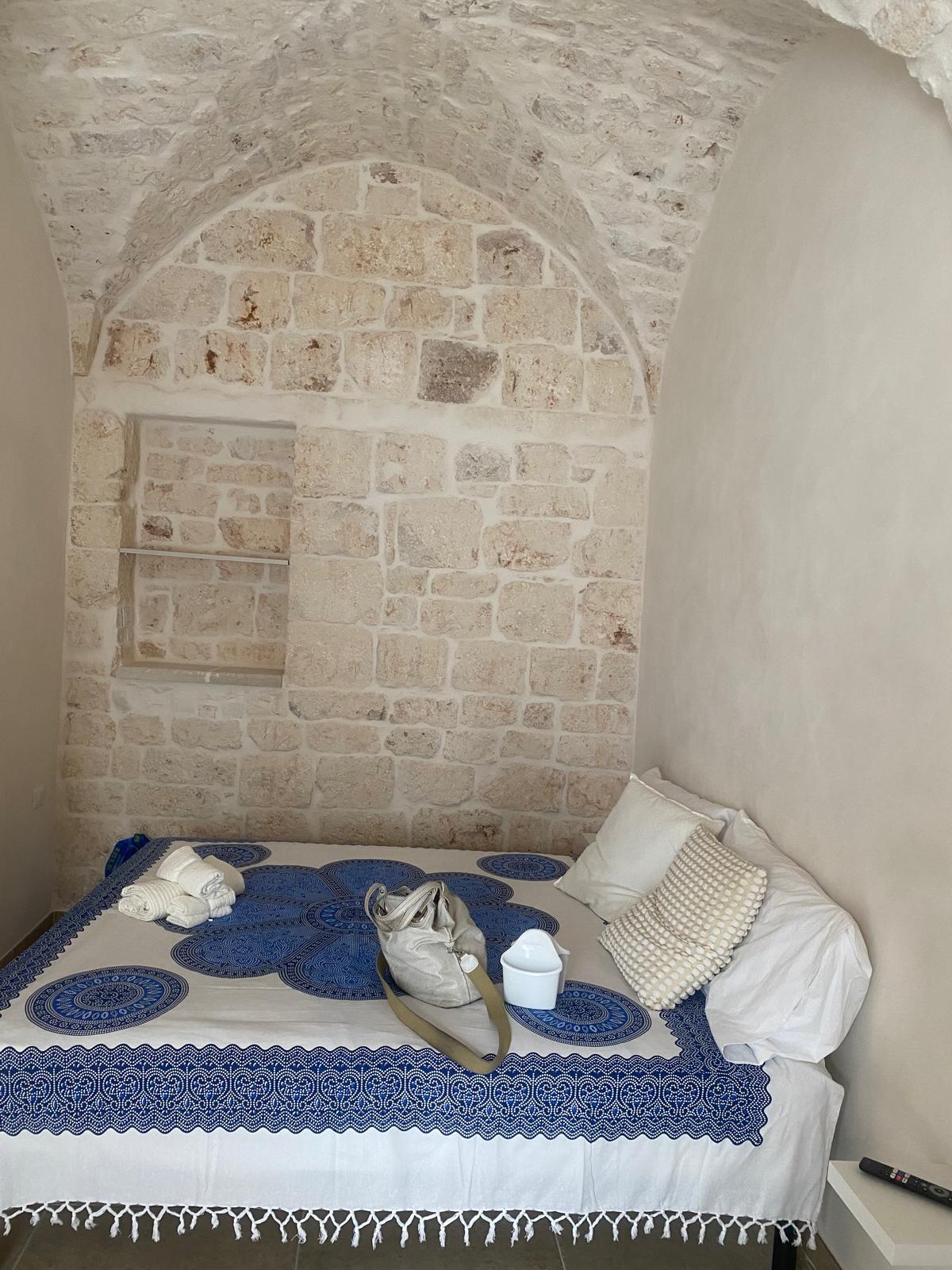 Camera da letto di Casa Lorenzo con volta in pietra