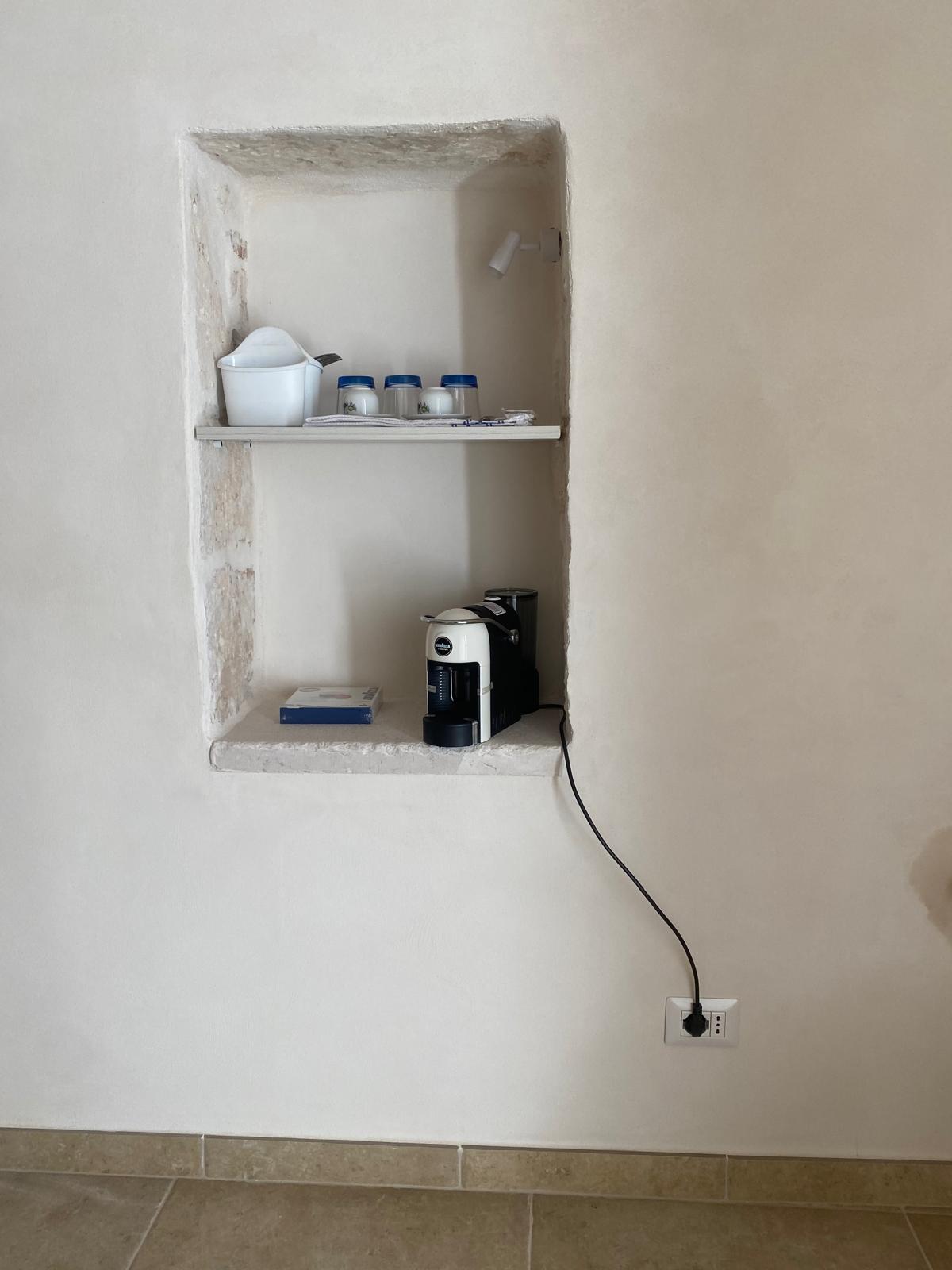 Servizi e caffettiera di Casa Lorenzo