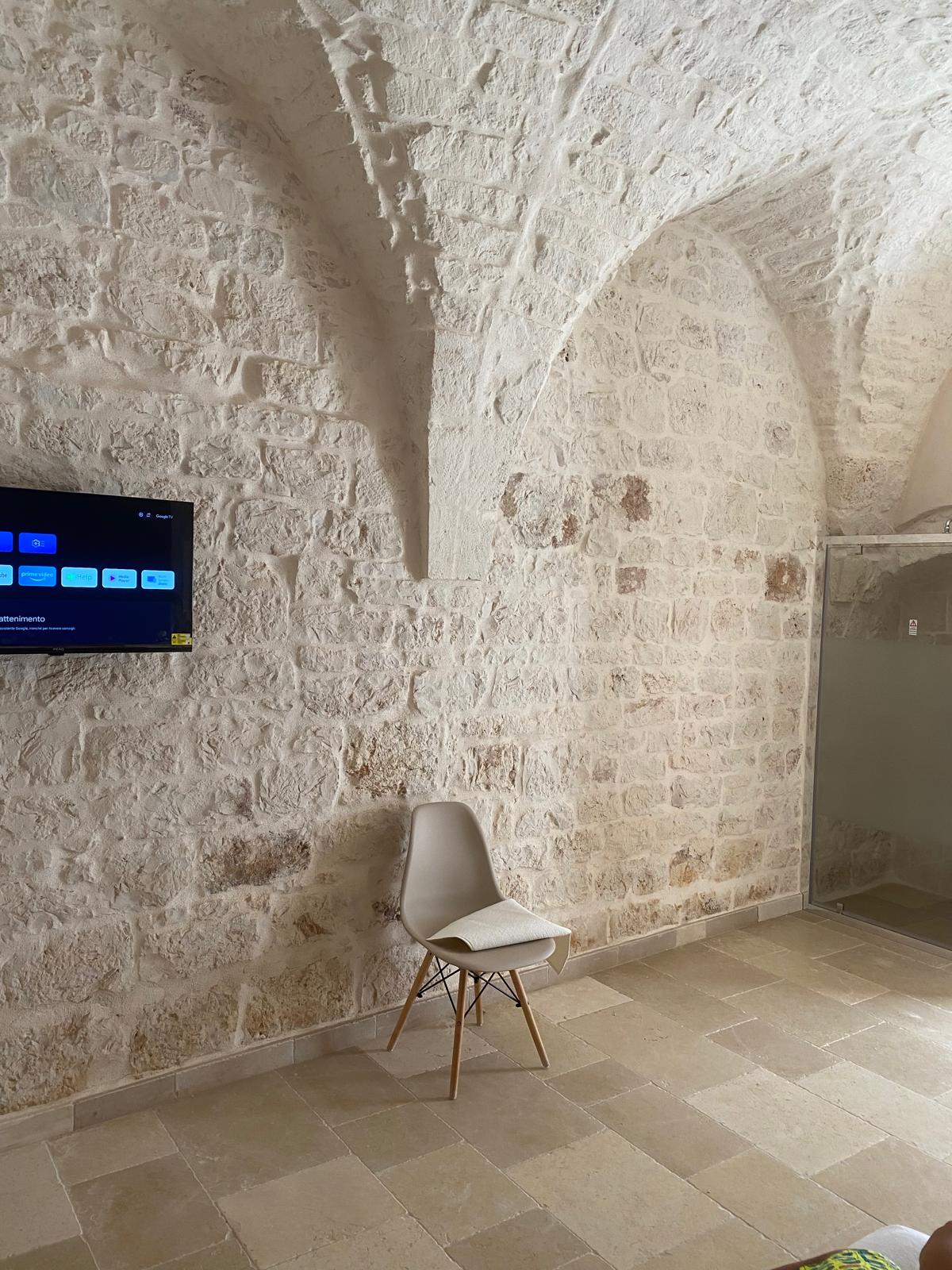 Soggiorno di Casa Lorenzo con muri in pietra